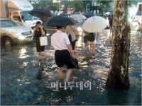 [사진]물폭탄 맞은 횡단보도