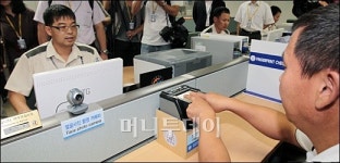 [사진]외국인 지문확인제도 내일부터 시행