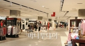 신세계백화점 이마트 안으로 들어간다