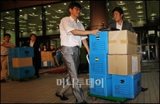 [사진]한화그룹 압수수색, 증거품 들고 나오는 검찰
