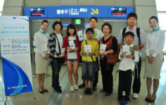 한복 입은 승무원에게 기내서비스 받으세요