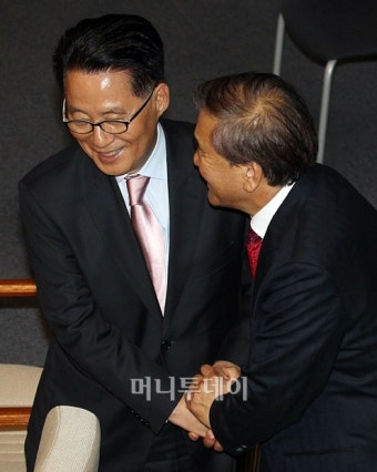 [사진]인사하는 박지원-이재오