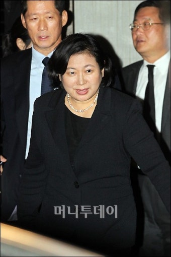 [사진]정몽구 회장 자택 나서는 현정은 회장