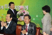 [사진]손학규 대표, 조 위원님 생일 축하!