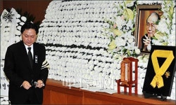 [사진]눈물 흘리는 조명철 전 김일성대학 교수