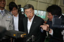 박용현 두산 회장, 협력업체 방문..동반성장 강조