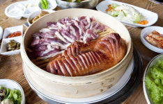 오리로스에 묵은지, 직접 담근 장아찌와 무쌈이 감칠맛 토기장이 유황오리