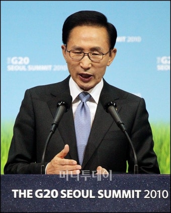 [사진]G20 폐막 기자회견 갖는 이명박 대통령