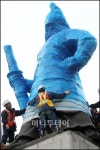[사진]서울의 상징 조형물 이순신 장군 동상 이동준비