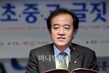 [사진]축사 전하는 진성호 의원