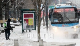 밤새 10cm 폭설…서울시내 출근길 곳곳 정체