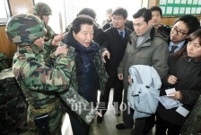 [사진]방한피복 입는 안상수 대표