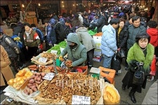 [사진]설맞아 북적이는 재래시장