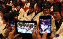 [사진]조선시대 선비들의 스마트폰 기념촬영