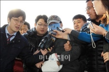 [사진]압송되는 엽총난사 살해범