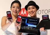 [사진]손안의 컴퓨터 스마트폰 모토로라 아트릭스 출시