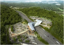 고속도로 휴게소가 도로 옆이 아닌 위에 있다