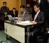 [주총스케치]싱겁게 끝난 母子분쟁‥여진은 남아