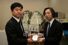 성북구청장, 지진피해 日대사에 성금 전달