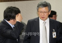 [사진]장순흥 교수와 논의하는 윤철호 원장