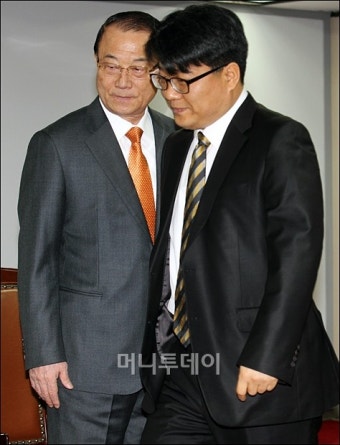 [사진]최시중-양문석 '서로 다른 시선'