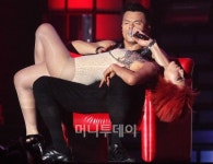 화끈한 19금 퍼포먼스…공연시장 후끈