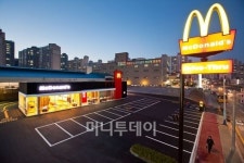 차를 타고 음식을 주문하여 받을 수 있는 편의 서비스 제공