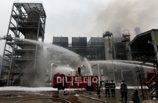 [사진]SK에너지 인천 저유소 화재 진화작업