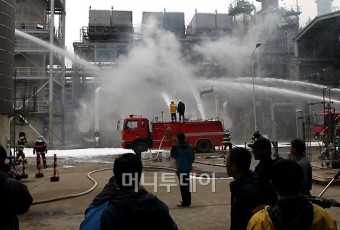 [사진]SK에너지 정유공장 화재진압