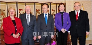 [사진]밝은표정의 디 엘더스 방북단