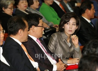 [사진]의원총회 참석한 나경원 의원