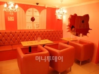 헬로키티, 찰리브라운 카페로 오세요