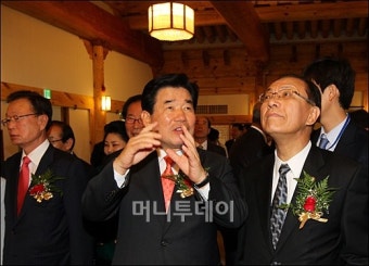 [사진]황우여-김진표 원내대표, 국회 한옥 준공식 참석
