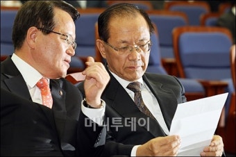 [사진]황우여-정의화 '전당대회는 어떤 방식으로...'