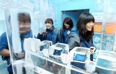 [사진]폭염주의보 한여름의 아이스 체험