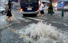 [사진]맨홀이 견디지 못하고...