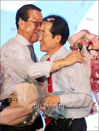 [사진]포옹하는 홍준표-권영세