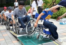 [사진]휠체어 타는 것이 이렇게 힘들 줄이야!