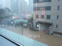 [사진]폭우로 물에 잠긴 강남역 인근