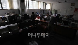 [사진]전기 끊긴 관리사무소