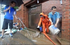 [사진]물 퍼내는 형촌마을 주민들