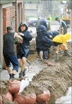 [사진]복구작업 중인 형촌마을 주민들과 군장병들