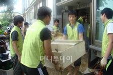 LG디스플레이, 신입사원 봉사자 수해복구 비지땀