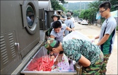 [사진]폭우피해지역 빨래작업하는 군장병들