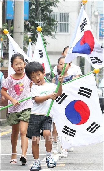 [사진]'태극기 함께 달아요'