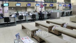 [사진]가계대출 중단, 텅 빈 대출창구