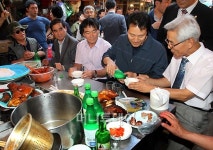 [사진]오세훈 시장, 시민들과 함께 막걸리 한사발