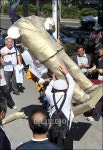 [사진]바닥에 내팽겨쳐지는 이승만 동상모형