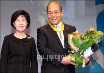 [사진]롯데百 이철우 대표, 국민훈장 동백장 수훈
