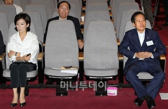 [사진]홍준표-나경원 '가까이 하기엔 너무 먼...'
